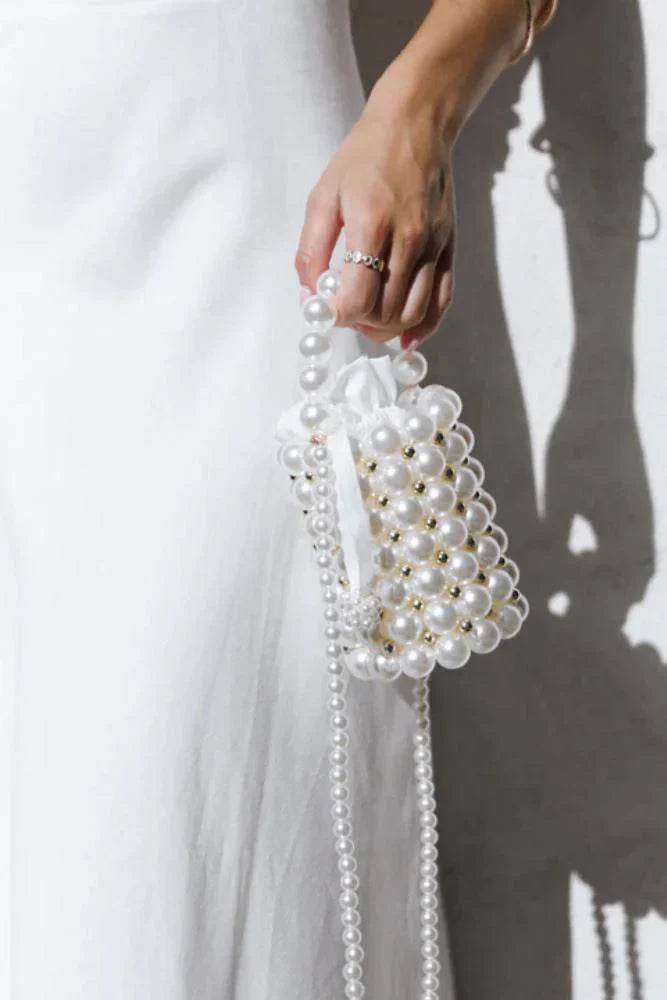 Renate Tasche im Sack-Stil mit Perlendetails