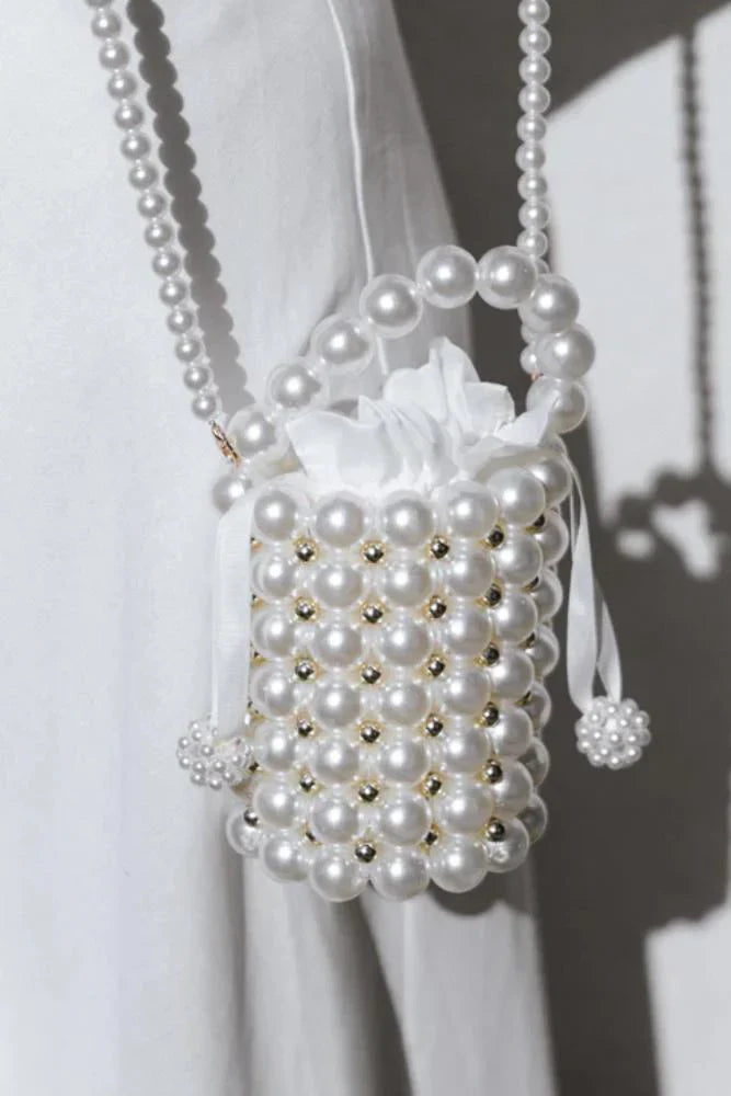Renate Tasche im Sack-Stil mit Perlendetails
