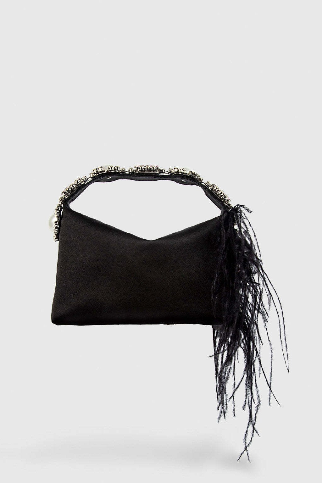 Satintasche im Bento-Stil mit Federn und Diamanten